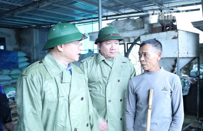 Phó Chủ tịch Thường trực UBND tỉnh Mai Xuân Liêm kiểm tra, động viên các hộ thu mua nông sản chủ động kê cao, di chuyển hàng hóa, hạn chế thiệt hại do ngập lụt.