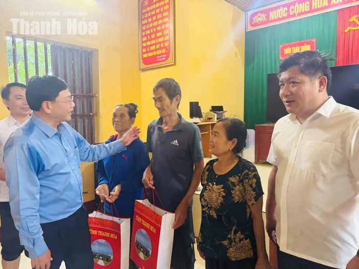 Phó Chủ tịch Thường trực UBND tỉnh Mai Xuân Liêm trao quà động viên các hộ dân tại xã Thiệu Toán bị ảnh hưởng bởi ngập lụt.
