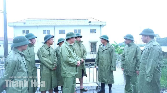 Phó Chủ tịch Thường trực UBND tỉnh Mai Xuân Liêm kiểm tra tình hình vận hành trạm bơm Trúc Chuẩn - Đồng Tiến.