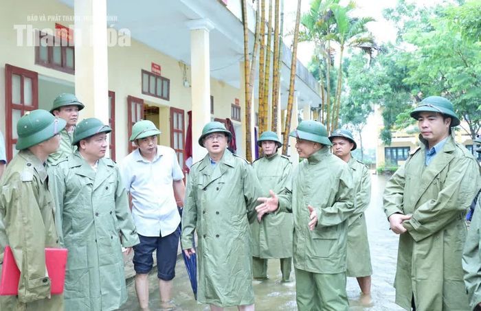 Phó Chủ tịch Thường trực UBND tỉnh Mai Xuân Liêm kiểm tra ngập lụt tại Trường THCS xã Đồng Tiến.