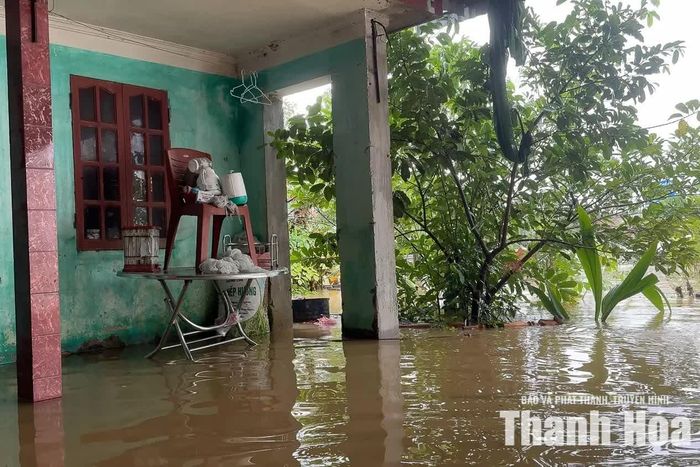 “Nhà xung quanh đây ngập hết. Nước dâng như này ảnh hưởng đến đời sống bà con rất vất vả. Không có nước, không có điện, bị cô lập, đường đi lại cũng khó khăn”, anh Tuấn chia sẻ. Theo anh Tuấn, khoảng hai năm trở lại đây, khu vực này thường xuyên xảy ra tình trạng nước dâng cao vào mùa mưa lũ.
