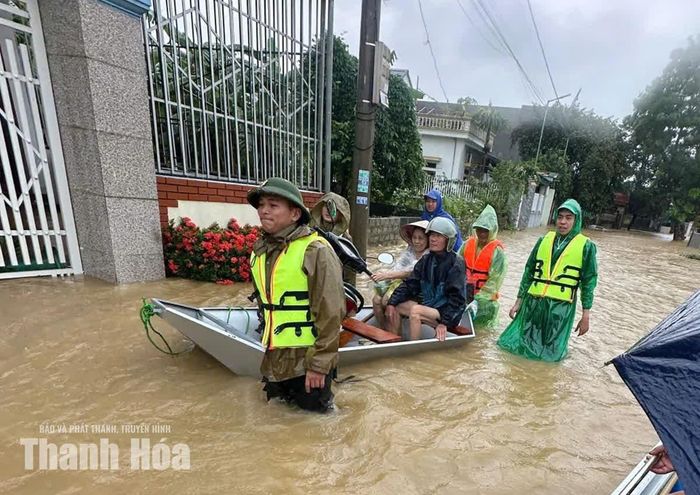 Lực lượng công an xã hỗ trợ đưa người dân và di dời tài sản đến nơi an toàn.