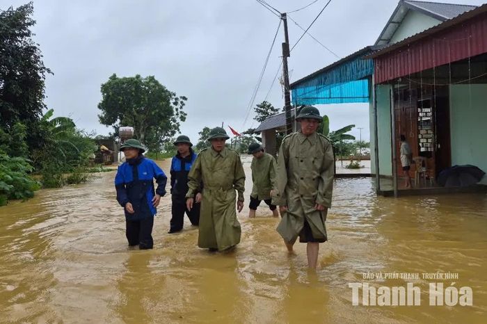 Phó Bí thư Tỉnh ủy Trịnh Tuấn Sinh cùng đoàn công tác kiểm tra và đến thăm các hộ gia đình bị ngập tại xã Xuân Lập.