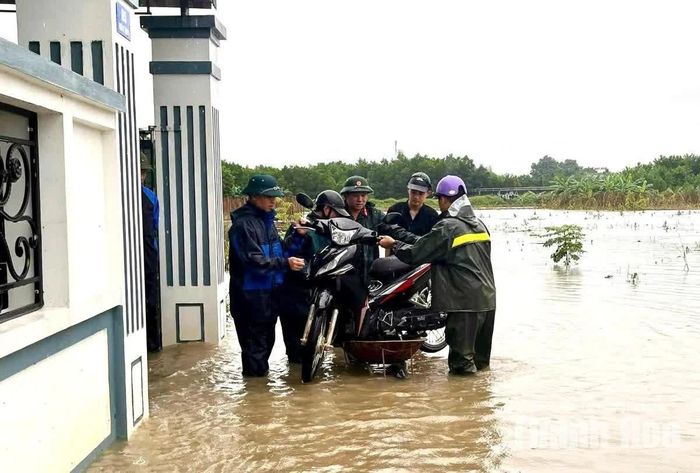Lực lượng xung kích phòng, chống thiên tai xã An Nông hỗ trợ người dân.