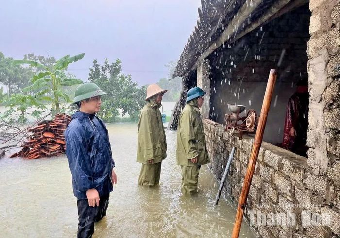 Lãnh đạo xã An Nông tổ chức thăm hỏi tình hình đời sống, động viên người dân ở các khu vực bị ảnh hưởng bởi mưa lớn gây ngập úng cục bộ.