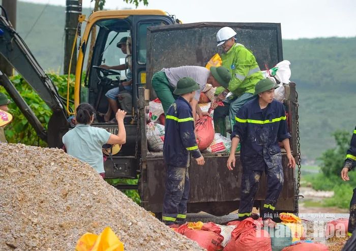 Từng chuyến xe chở đất được huy động để đắp, gia cố các điểm thấp, yếu dọc tuyến kênh. Các lực lượng khẩn trương củng cố bờ, hạn chế nước tiếp tục tràn qua những vị trí có nguy cơ mất an toàn.