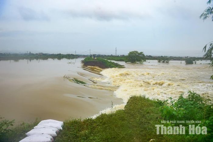 Khi mực nước cho phép, lực lượng chức năng sẽ khẩn trương xử lý đoạn bờ bị vỡ, khôi phục tuyến kênh và tiếp tục củng cố các vị trí xung yếu, hạn chế nguy cơ lan rộng, gây thiệt hại cho sản xuất và đời sống người dân.