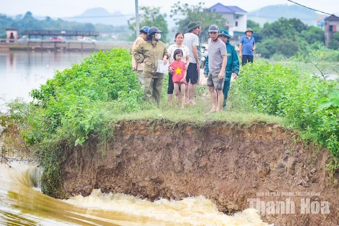 Cùng với đó, địa phương chủ động xả tràn, đóng cống kênh T2 nhằm hạn chế nước từ sông Hoạt tràn ngược vào hệ thống kênh khi mực nước bên ngoài tiếp tục dâng.