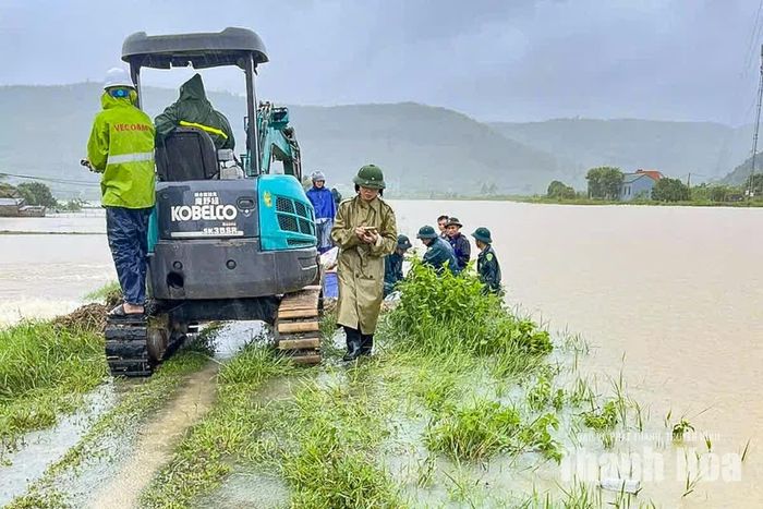 Trước mắt, xã Tống Sơn tiếp tục theo dõi sát diễn biến mực nước, kiểm soát các điểm xung yếu, huy động lực lượng và vật liệu gia cố bờ kênh, đồng thời hỗ trợ người dân di chuyển tài sản, vật nuôi đến những vị trí an toàn.