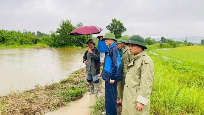 Lãnh đạo xã Thắng Lợi kiểm tra phương án ứng phó mưa lũ tại các địa phương.