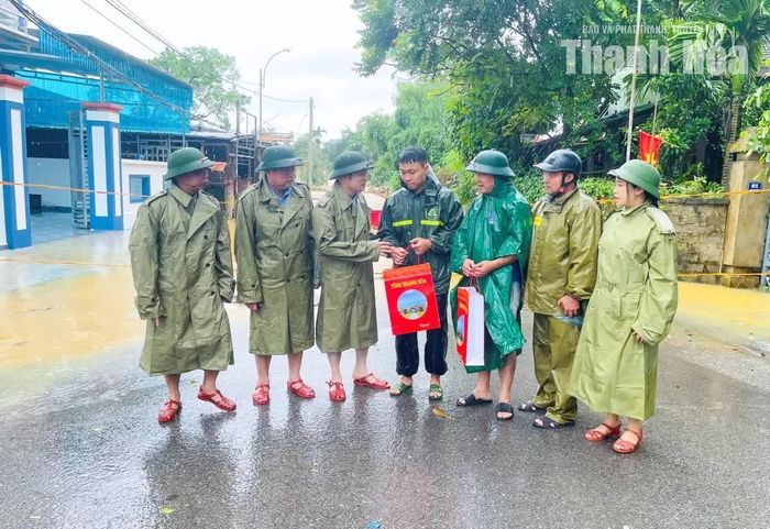 Phó Chủ tịch UBND tỉnh Cao Văn Cường tặng quà động viên lực lượng ứng trực khu vực ngập lụt.