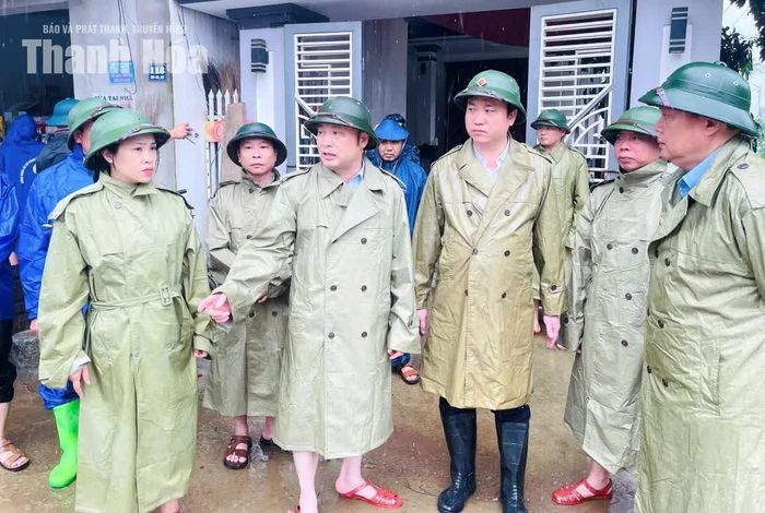 Phó Chủ tịch UBND tỉnh Cao Văn Cường cùng đoàn công tác kiểm tra các vị ngập lụt trong khu dân cư xã Ngọc Liên.