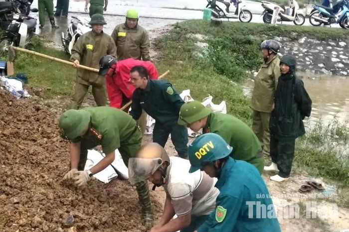 Công an xã Tống Sơn gia cố đê xung yếu, chủ động ngăn nước bảo vệ Nhân dân.