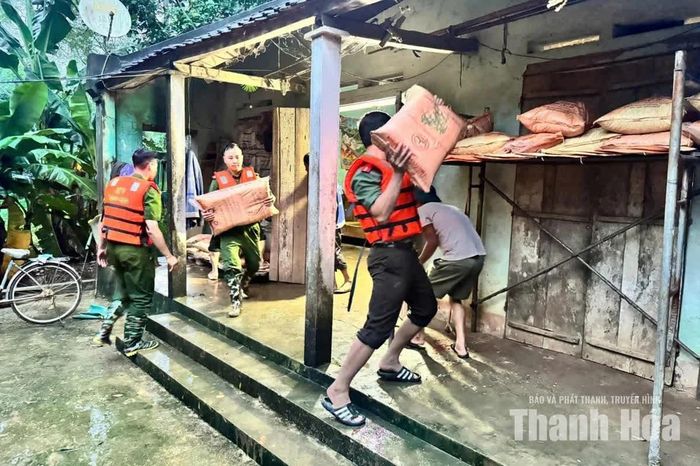 Lực lượng Công an cơ sở hỗ trợ Nhân dân đưa tài sản đến nơi an toàn.