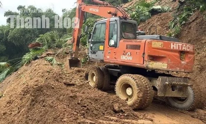 Xã Đồng Lương huy động máy móc khắc phục sạt lở tại các tuyến đường trên địa bàn xã.