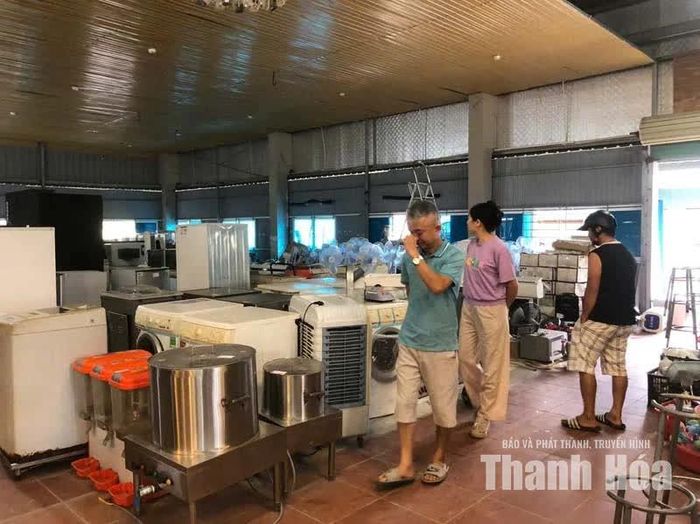 Khách đến trải nghiệm tại Chợ đồ cũ Thanh Hóa.