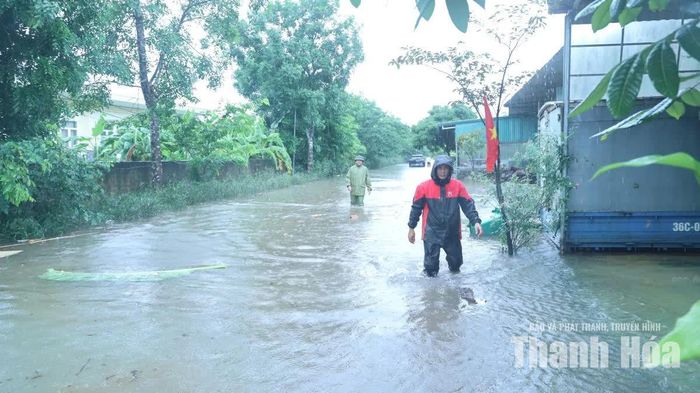 Tuyến đường vào các trường học trên địa bàn bị ngập sâu, địa phương dự kiến tiếp tục cho học sinh nghỉ học ngày 18/9 để bảo đảm an toàn.