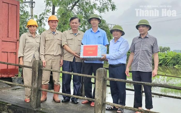Trưởng Ban Quản lý Khu Kinh tế Nghi Sơn và các Khu công nghiệp tỉnh Trịnh Huy Triều tặng quà động viên cán bộ làm nhiệm vụ tiêu úng.