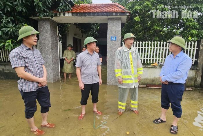 Trưởng Ban Quản lý Khu Kinh tế Nghi Sơn và các Khu công nghiệp tỉnh Trịnh Huy Triều kiểm tra tình hình ngập lụt tại xã Nông Cống.