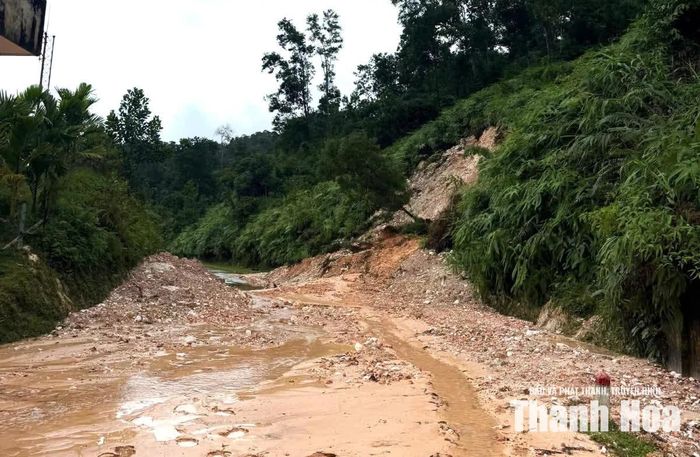 Điểm sạt trượt tại xã Vạn Xuân gây nguy hiểm cho người và phương tiện lưu thông.