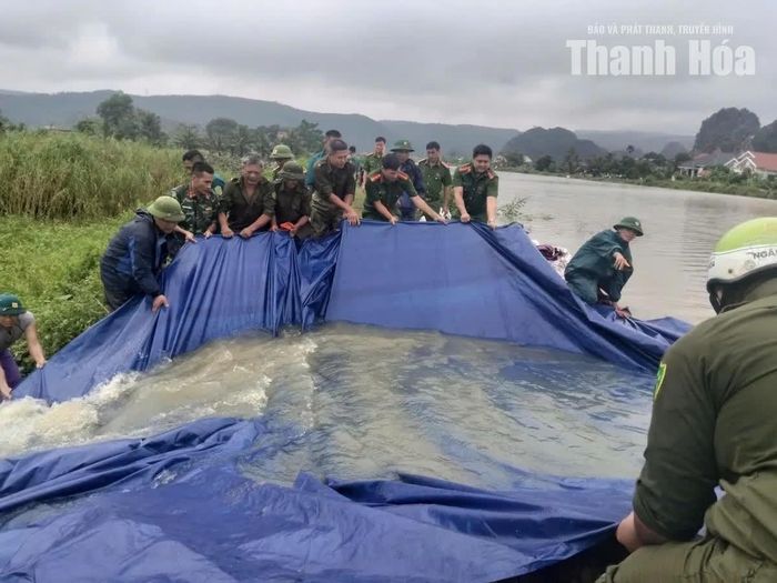 Các lực lượng tập trung khắc phục sự cố vỡ bờ đất kênh T2 xã Tống Sơn.