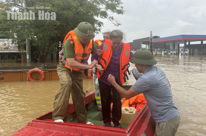 Các lực lượng hỗ trợ người dân xã Kim Tân sơ tán đến nơi an toàn.