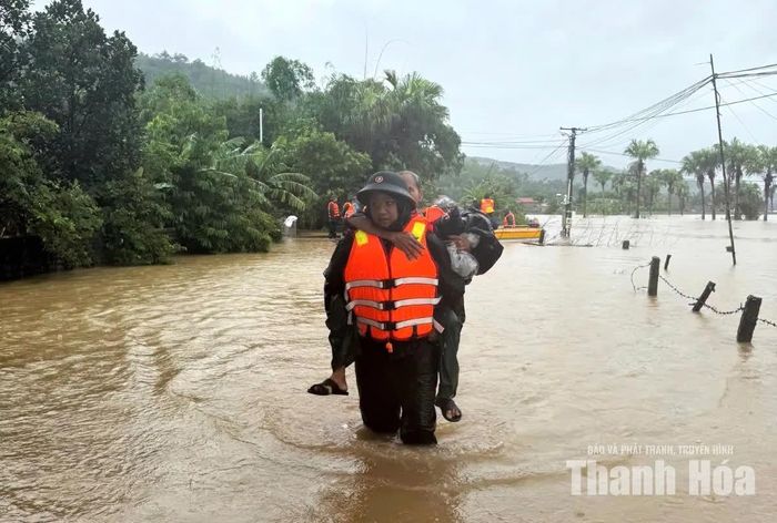 Cán bộ chiến sĩ Đồn Biên phòng Hải Hòa hỗ trợ người dân sơ tán đến nơi an toàn.
