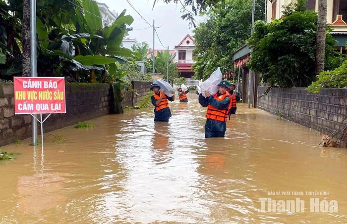 Các lực lượng hỗ trợ người dân xã Vân Du di dời tài sản đến nơi an toàn.