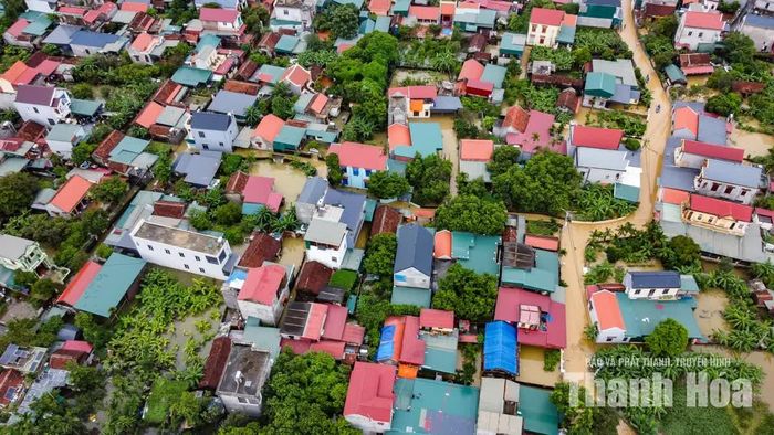Ghi nhận tại phố Thiệu Dương 3, 4, 5 có hàng trăm nhà dân bị ngập và cô lập.