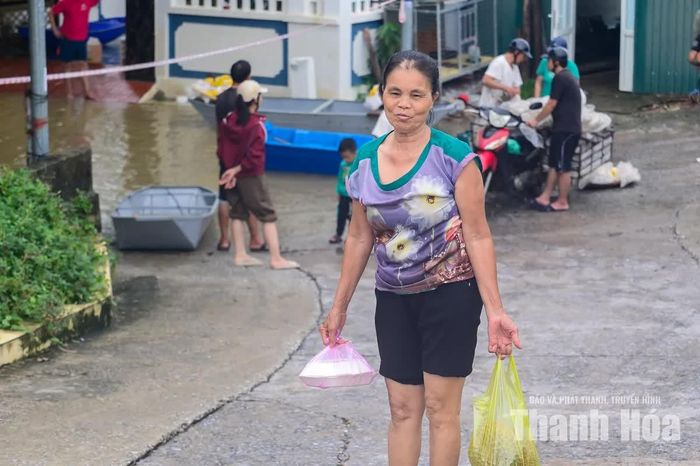 Bà Dương Thị Tỉnh cho biết, nước ngập khiến sinh hoạt của gia đình bị đảo lộn, việc đi lại, mua bán thực phẩm cũng trở nên khó khăn.