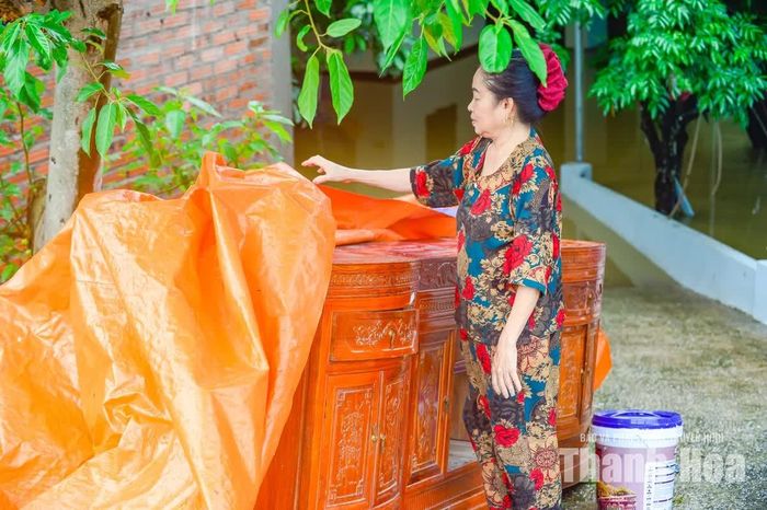 Theo bà Phương, nhờ được lực lượng chức năng cảnh báo từ sớm, gia đình đã chủ động kê kích tài sản, di chuyển vật nuôi lên vị trí cao trước khi nước dâng. Trong cảnh ngập lụt, sự chủ động giúp gia đình giảm bớt nguy cơ thiệt hại và bảo đảm an toàn cho các thành viên.