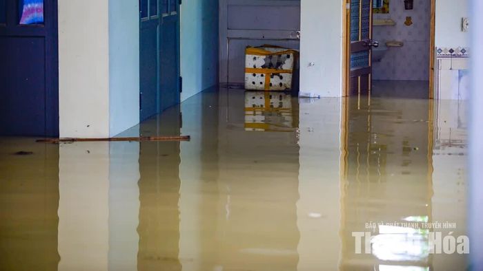 Tại nhiều gia đình có nhà cao tầng, tầng 1 gần như không còn được sử dụng cho sinh hoạt khi nước dâng. Đồ đạc được đưa lên tầng trên, còn cuộc sống của các thành viên tạm thời diễn ra trên tầng 2.
