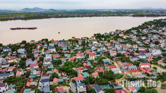 Trong lúc nước chưa rút, người dân tại các khu vực ngập vẫn phải thích nghi với một nhịp sống khác. Từ việc đi lại, mua bán thực phẩm đến bảo vệ tài sản, mọi sinh hoạt đều diễn ra trong điều kiện khó khăn. Chính quyền địa phương khuyến cáo người dân hạn chế đi lại qua khu vực ngập sâu, chủ động bảo vệ người, tài sản và vật nuôi, đồng thời thường xuyên cập nhật thông tin, thực hiện các hướng dẫn ứng phó với diễn biến của nước lũ.