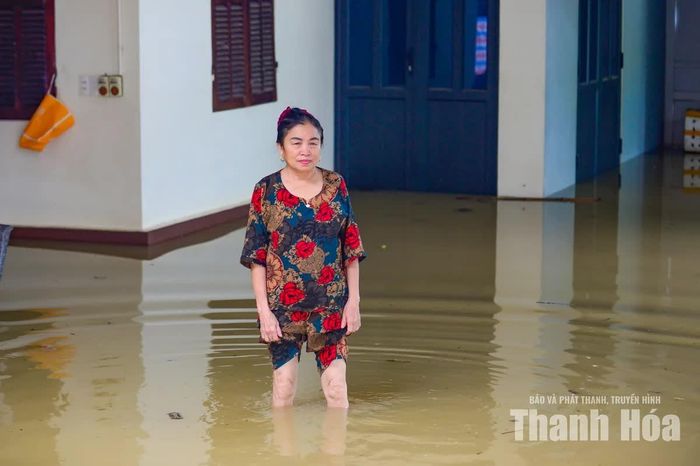 Bà Lê Thị Phương, phố Thiệu Dương 4, cho biết nước bắt đầu tràn vào nhà từ sáng 17/9. Đến chiều, mực nước trong nhà đã dâng khoảng 50cm. Toàn bộ đồ đạc được gia đình đưa lên cao, những vật dụng cần thiết được che chắn bằng bạt để hạn chế hư hỏng.