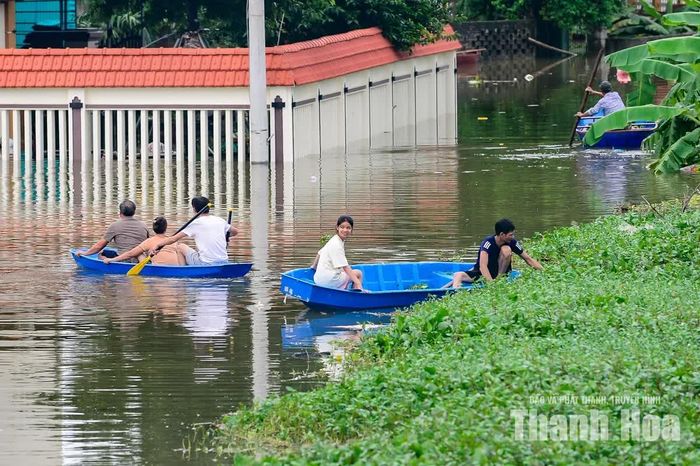 Trên các tuyến đường, ngõ phố, nước vẫn còn ngập cục bộ, khiến việc đi lại gặp nhiều khó khăn.