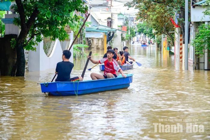 Nước bao quanh nhà khiến những công việc thường ngày cũng trở nên khó khăn. Những gia đình bị ngập sâu phải nhờ người thân hoặc lực lượng chức năng hỗ trợ di chuyển bằng xuồng.