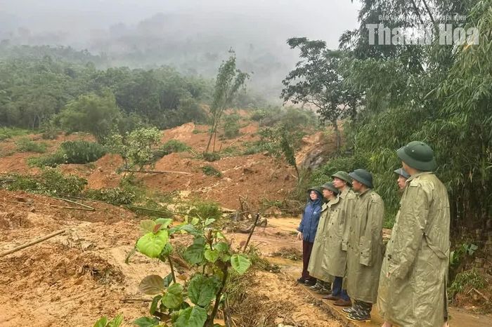 Lãnh đạo xã Pù Luông kiểm tra khu vực sạt lở do mưa lớn kéo dài.