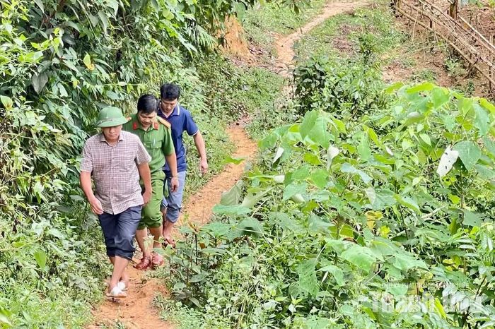 Lãnh đạo xã Nam Xuân và lực lượng Công an xã kiểm tra khu vực bị chia cắt, hỗ trợ người dân trong mưa lũ.