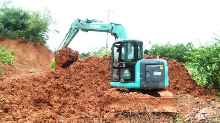 Chính quyền các địa phương nỗ lực khắc phục các điểm sạt lở.