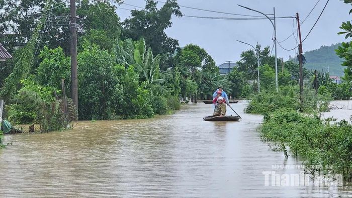Tuyến đường vào thôn Hồng Sơn, xã Thăng Bình bị ngập sâu do mưa lớn kéo dài