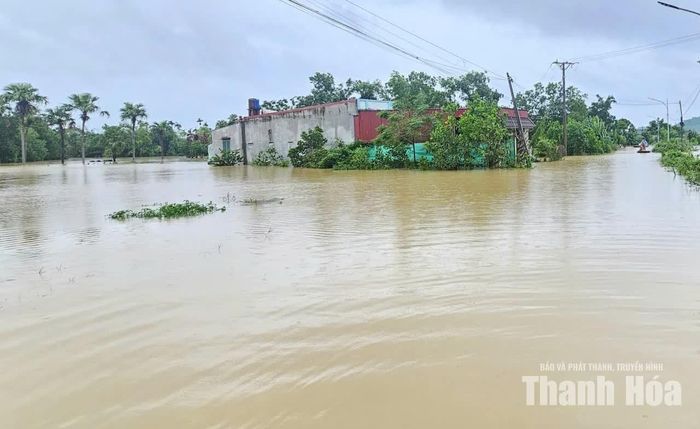 Nước lũ dâng cao gây ngập lụt các hộ dân.