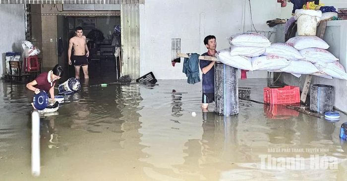 Gia đình ông Vũ Doãn Thành, xã Thăng Bình đã chủ động bảo vệ tài sản trước khi nước ngập vào nhà