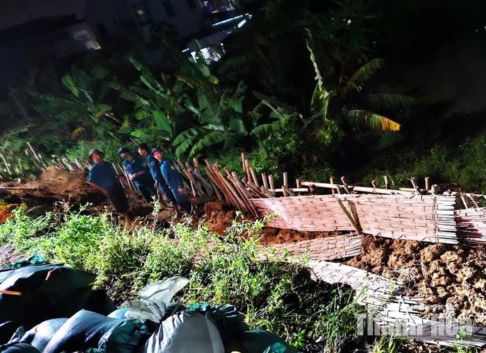 Theo đó, khoảng hơn 100 cán bộ, chiến sĩ Công an, Quân sự, đoàn viên, hội viên các tổ chức đoàn thể và lực lượng xung kích của xã cùng nhiều máy móc, phương tiện tranh thủ từng thời điểm để gia cố, xử lý vị trí sạt trượt.
