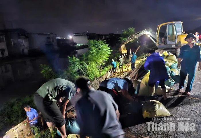 Ngay sau khi phát hiện sự cố, Ban Chỉ huy Phòng thủ dân sự xã Thiệu Hoá đã huy động vật tư, phương tiện theo phương châm “4 tại chỗ” để xử lý sự cố ngay từ giờ đầu theo phương án kỹ thuật của Hạt Quản lý đê Thiệu Hoá.