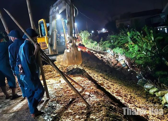 Với tinh thần khẩn trương, chủ động, xã Thiệu Hóa đang nỗ lực xử lý điểm sạt trượt nhằm hạn chế nguy cơ lan rộng, bảo đảm an toàn tuyến đê và khu vực dân cư, sản xuất phía trong đê.