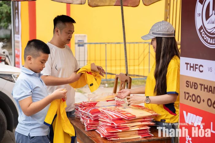 CĐV Thanh Hóa mua áo đấu chính thức để đồng hành cùng đội bóng quê hương.