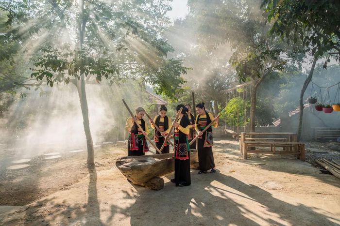 Văn hóa và tài nguyên bản địa khi được khai thác đúng cách mang lại nhiều lợi ích thiết thực. Ảnh: Bản Bút-Thanh Hóa