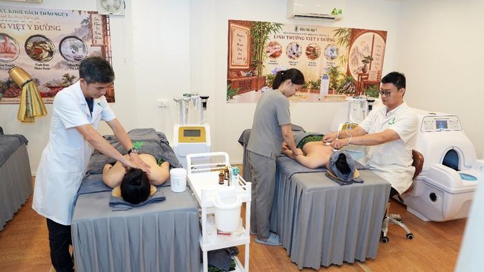 Việc kết hợp những bài thuốc, vị thuốc y học cổ truyền vào hệ thống máy móc trị liệu hiện đại giúp nâng chất lượng dịch vụ nghỉ dưỡng. Ảnh: Linh Trường Việt Y Đường
