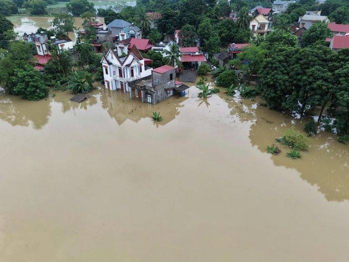 Một số hộ dân vùng ngập sâu tại Thành Vinh được di dời đến nơi an toàn