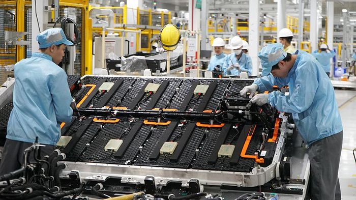 Một chuỗi tái chế pin hoàn chỉnh không chỉ dừng lại ở việc đập vỡ và nấu chảy khối pin cũ mà đòi hỏi quy trình phân cấp giá trị bài bản.